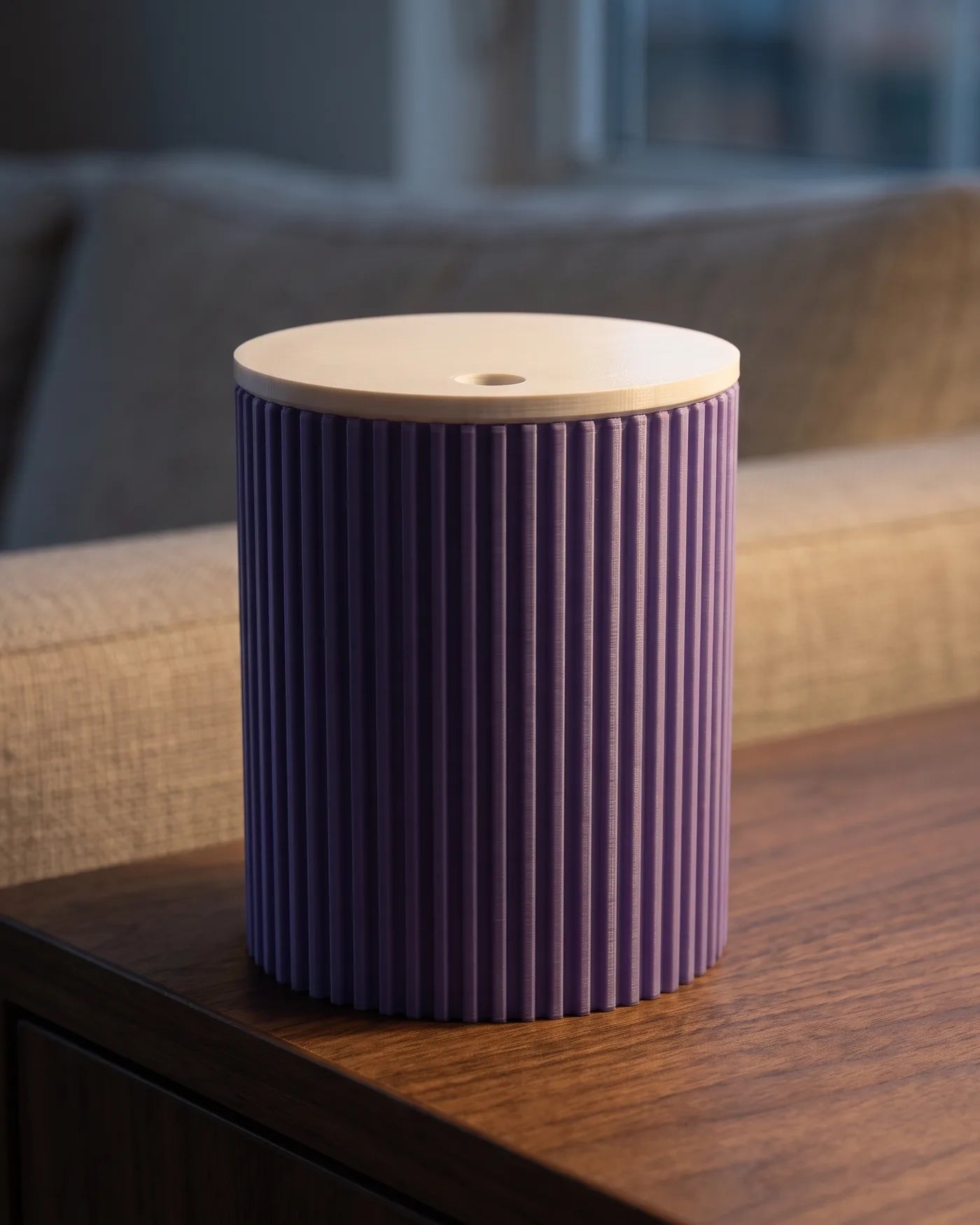 cadou Aschenbecher FLIEDER in Lavendel auf einem Holzsideboard, Nahaufnahme mit cremefarbenem Deckel
