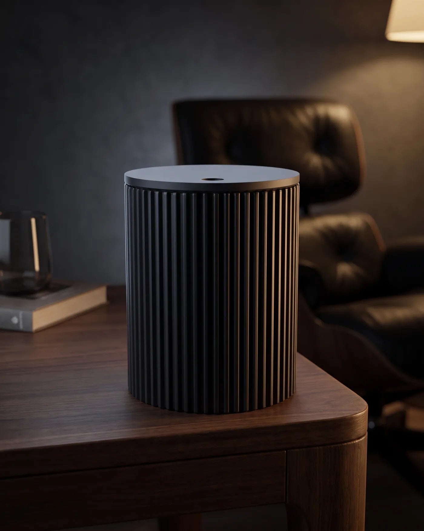 cadou Aschenbecher GRAPHIT in Schwarz auf einem Beistelltisch neben Loungesessel und Stehlampe